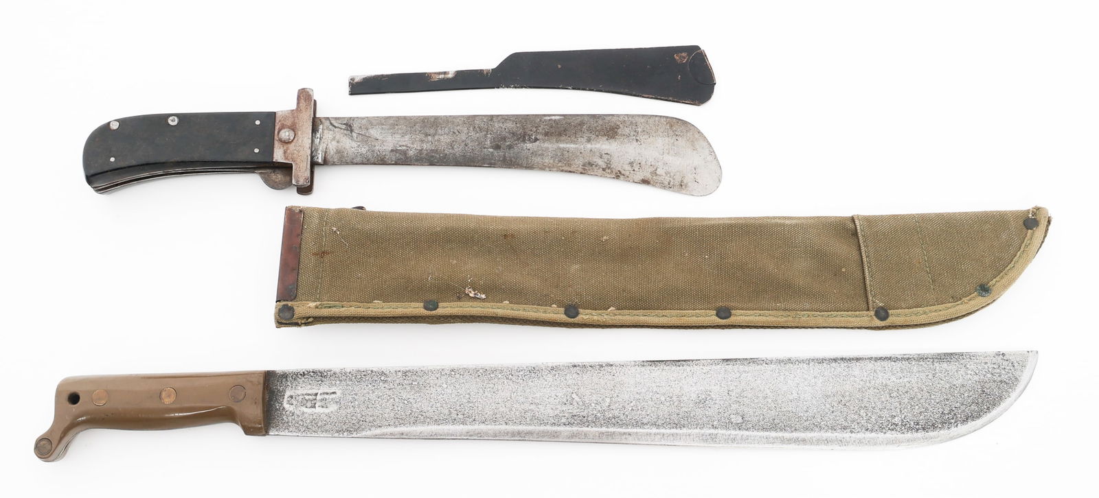 WWII US AIRMANS SURVIVAL & TRUE TEMPER MACHETES: WWII US AIRMANS SURVIVAL & TRUE TEMPER MACHETES WWII US Airman's Survival & True Temper Machetes. (1) Airman's Survival Folding Machete. Single edged, folding blade. Maker marked by Camillus near the
