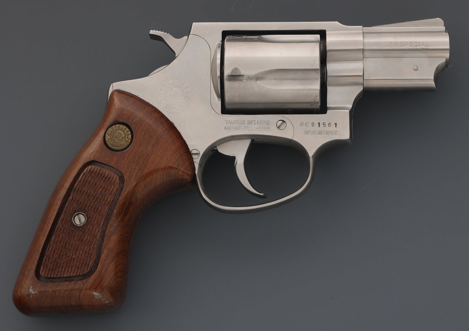 TAURUS MODEL 85 .38 SPECIAL CALIBER DA REVOLVER: TAURUS MODEL 85 .38 SPECIAL CALIBER DA REVOLVER Taurus Model 85 .38 Special caliber DA revolver. Five-shot fluted cylinder. Wood grips with Taurus medallions. Fixed sights. Factory cardboard box. Cali