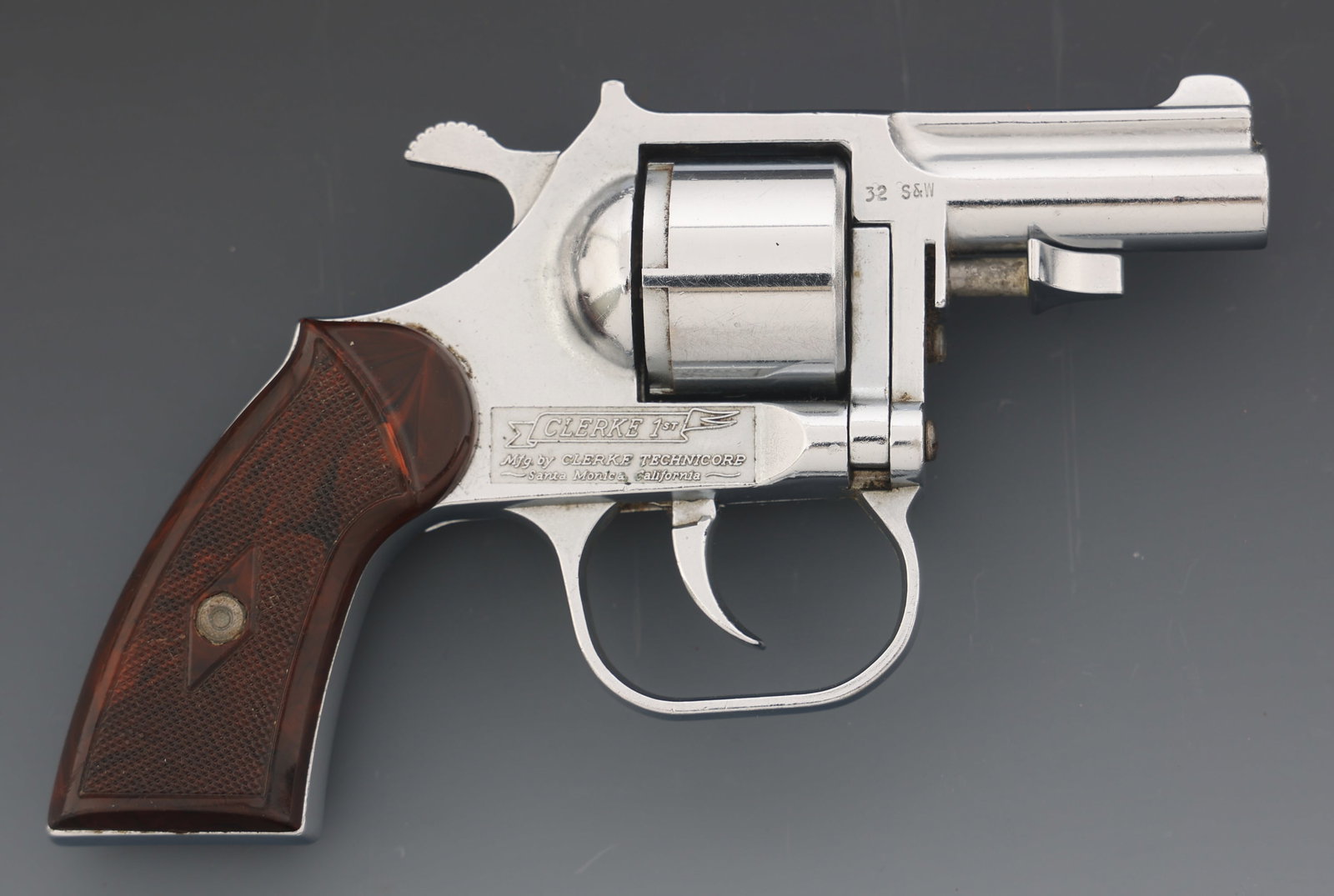 CLERKE 1st .32 S&W CALIBER DA REVOLVER: CLERKE 1st .32 S&W CALIBER DA REVOLVER Clerke 1st .32 S&W caliber DA revolver. Five-shot smooth cylinder. Checkered composite grips. Fixed sights. Caliber / Gauge: 32 S&W Barrel Length: 2.125" Serial 