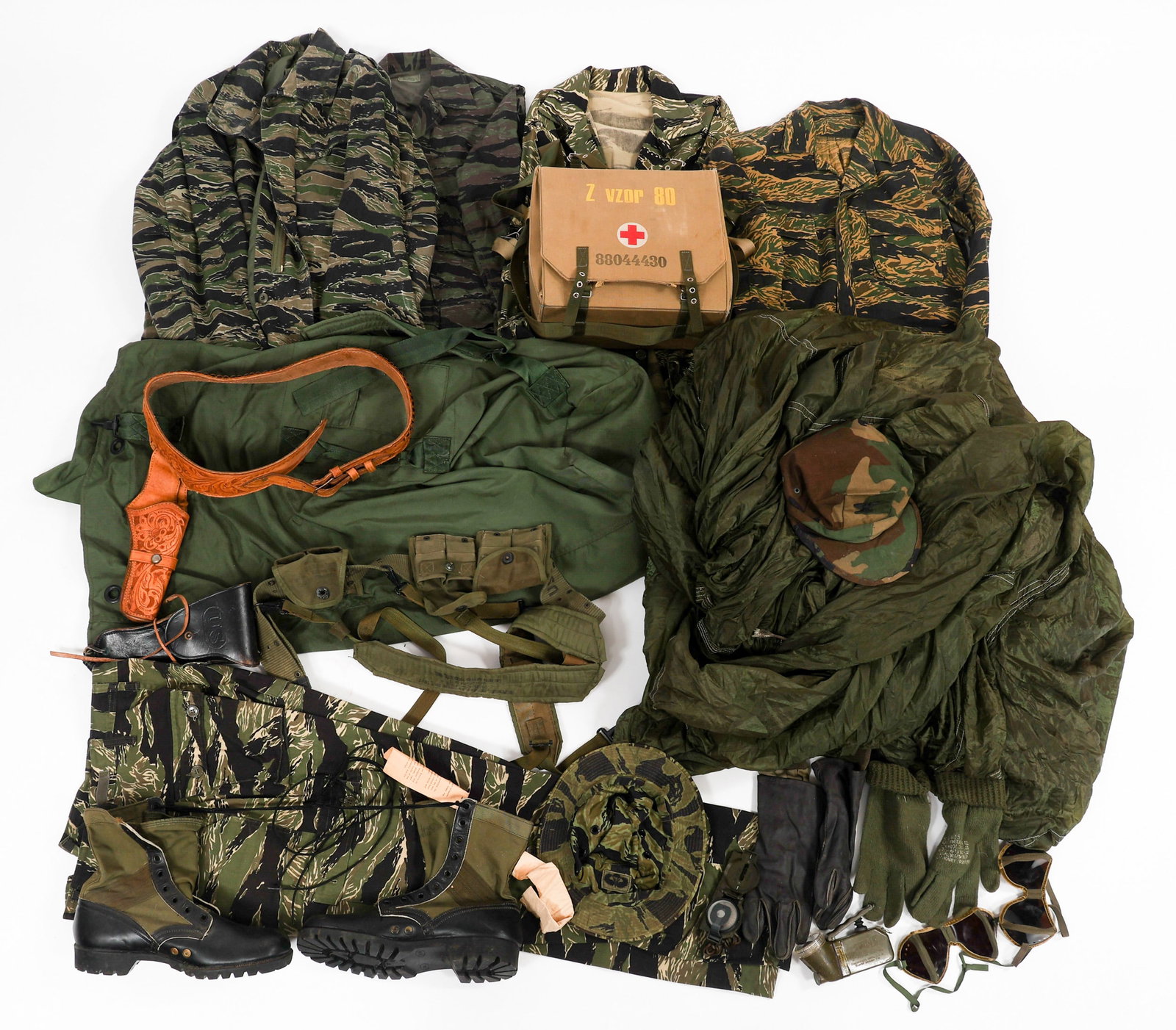 VIETNAM WAR CIVILIAN TIGER STRIPE UNIFORMS & GEAR: VIETNAM WAR CIVILIAN TIGER STRIPE UNIFORMS & GEAR Vietnam War Civilian Tiger stripe Uniforms and Gear. Includes Tunics, Trousers, Boots, Boonie Hats, Pistol Belt, Gloves, Czech Medic Bag, Cold Weather