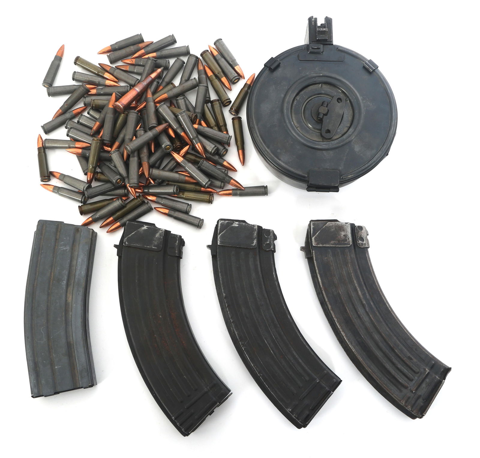 ROMANIAN AK-47 MAGAZINES AND 3 POUNDS 7.62mm AMMO: ROMANIAN AK-47 MAGAZINES AND 3 POUNDS 7.62mm AMMO Romanian AK-47 magazines and 3 pounds 7.62x39mm caliber ammunition. One drum magazine, three AK-47 magazines, one Ar-15 magazine, and 3 pounds 7.62x39