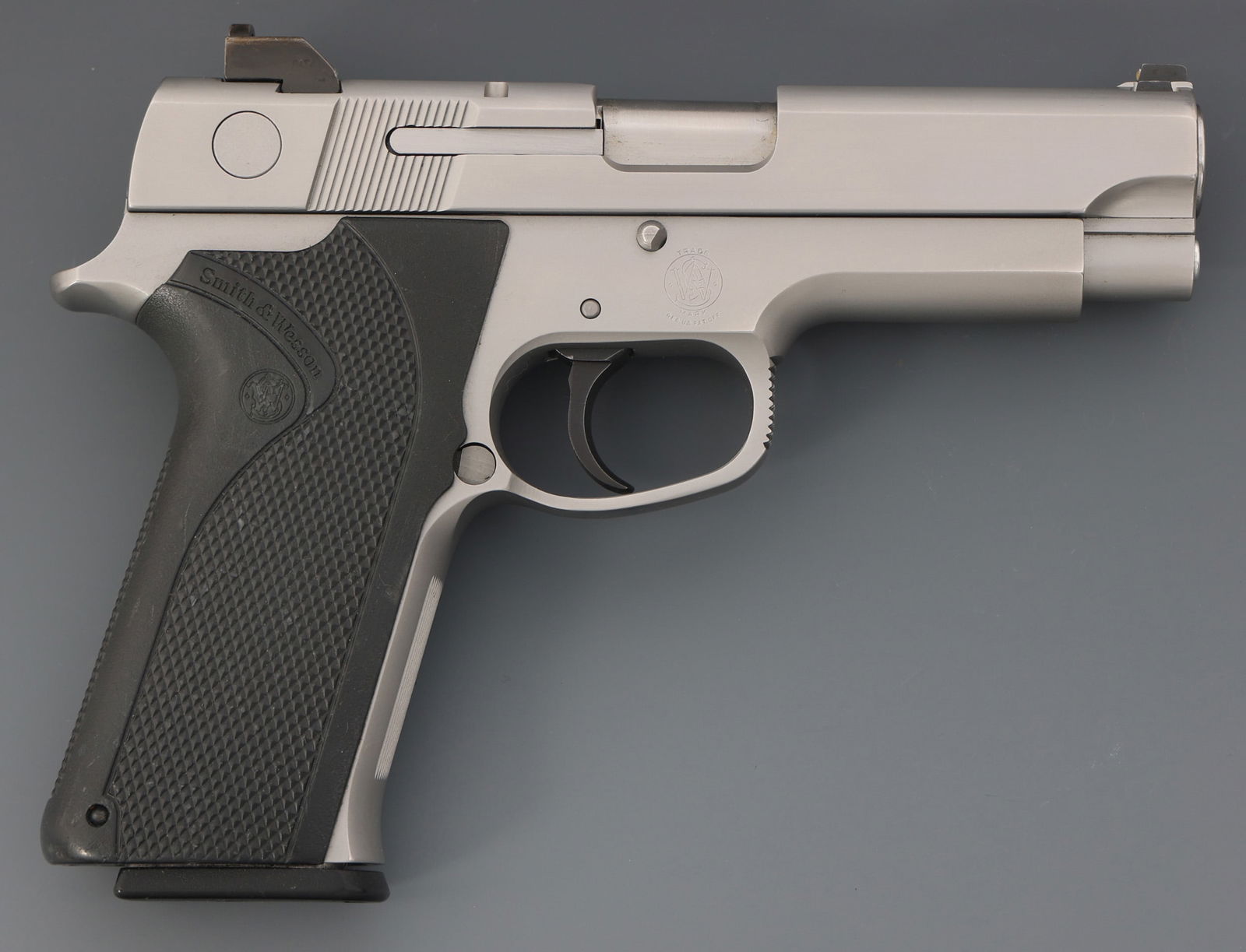 SMITH & WESSON MODEL 4586 .45 AUTO CALIBER PISTOL: SMITH & WESSON MODEL 4586 .45 AUTO CALIBER PISTOL Smith & Wesson Model 4586 .45 Auto caliber semi-automatic pistol. Checkered S&W composite grips. Fixed sights. One magazine. Caliber / Gauge: 45 ACP B