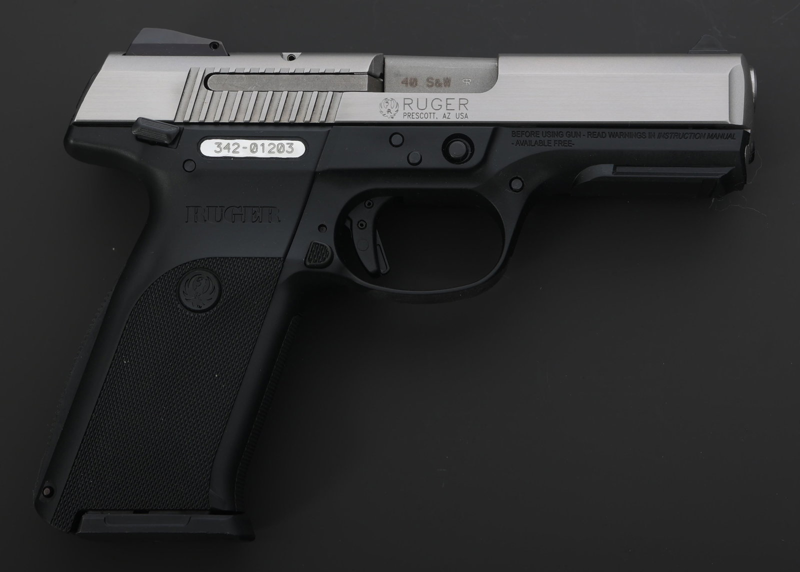 RUGER MODEL SR40 .40 S&W CALIBER SEMI AUTO PISTOL: RUGER MODEL SR40 .40 S&W CALIBER SEMI AUTO PISTOL Ruger Model SR40 .40S&W caliber semi automatic pistol. Two tone finish. Three dot sights. Two magazines. Magazine loader. Original Ruger hard case wit