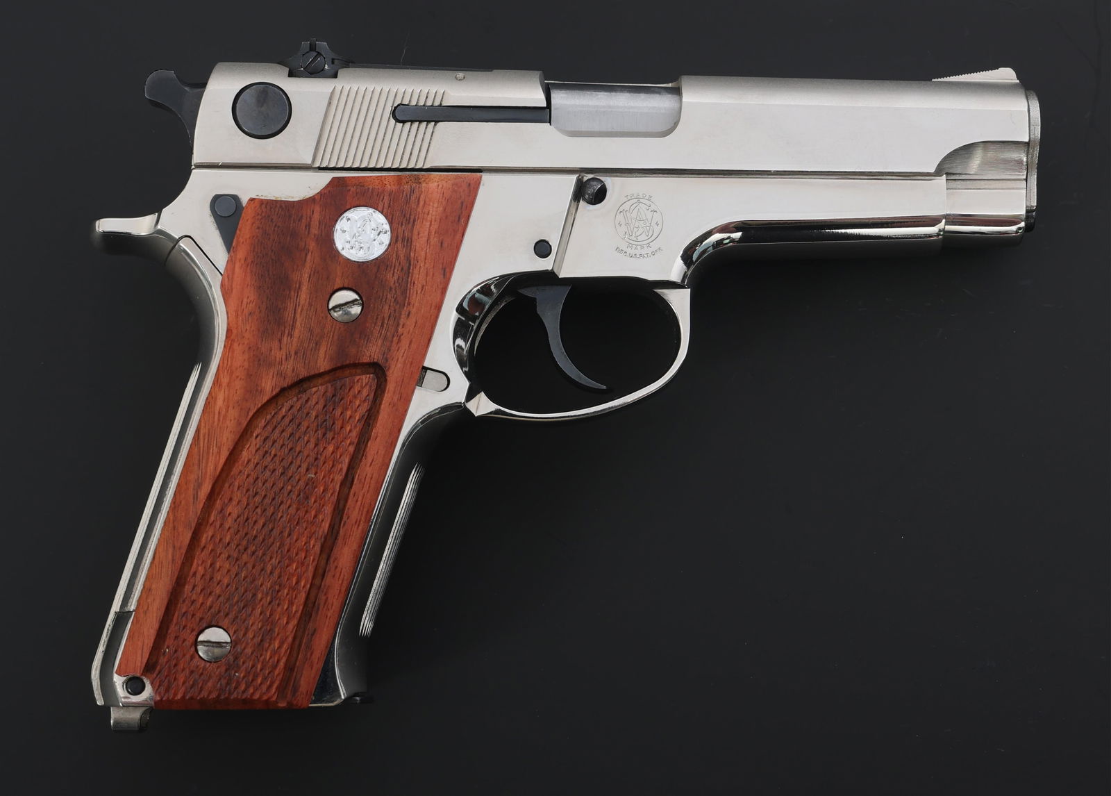 SMITH & WESSON MODEL 59 9x19mm CALIBER PISTOL: SMITH & WESSON MODEL 59 9x19mm CALIBER PISTOL Smith & Wesson Model 59 9x19mm caliber semi-automatic pistol. Checkered wood grips with S&W medallions. Blade front sight. Adjustable rear sight. Factory