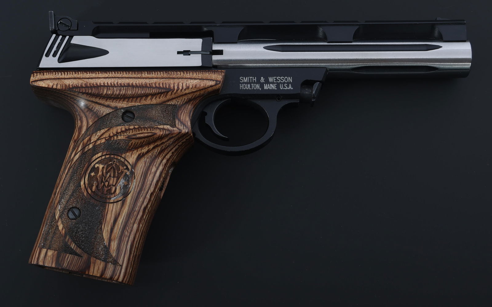 SMITH & WESSON MODEL 22A-1 .22 LR TARGET PISTOL: SMITH & WESSON MODEL 22A-1 .22 LR TARGET PISTOL Smith & Wesson Model 22A-1 .22 LR caliber semi-automatic target pistol. Textured S&W wood grips. Blade front sight. Adjustable rear sight. Three magazin