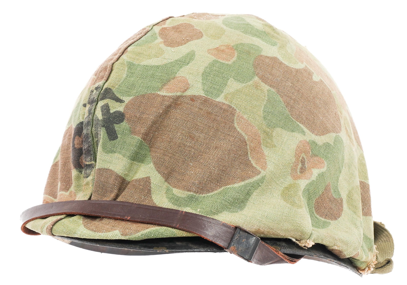 WWII USMC M1 COMBAT HELMET WITH CAMO COVER: WWII USMC M1 COMBAT HELMET WITH CAMO COVER WWII - Korean War US Marine Corps Combat Helmet with Camo Cover. Type One Frogskin camo cover. Front seam, fixed bale, Late 1943 McCord production shell with