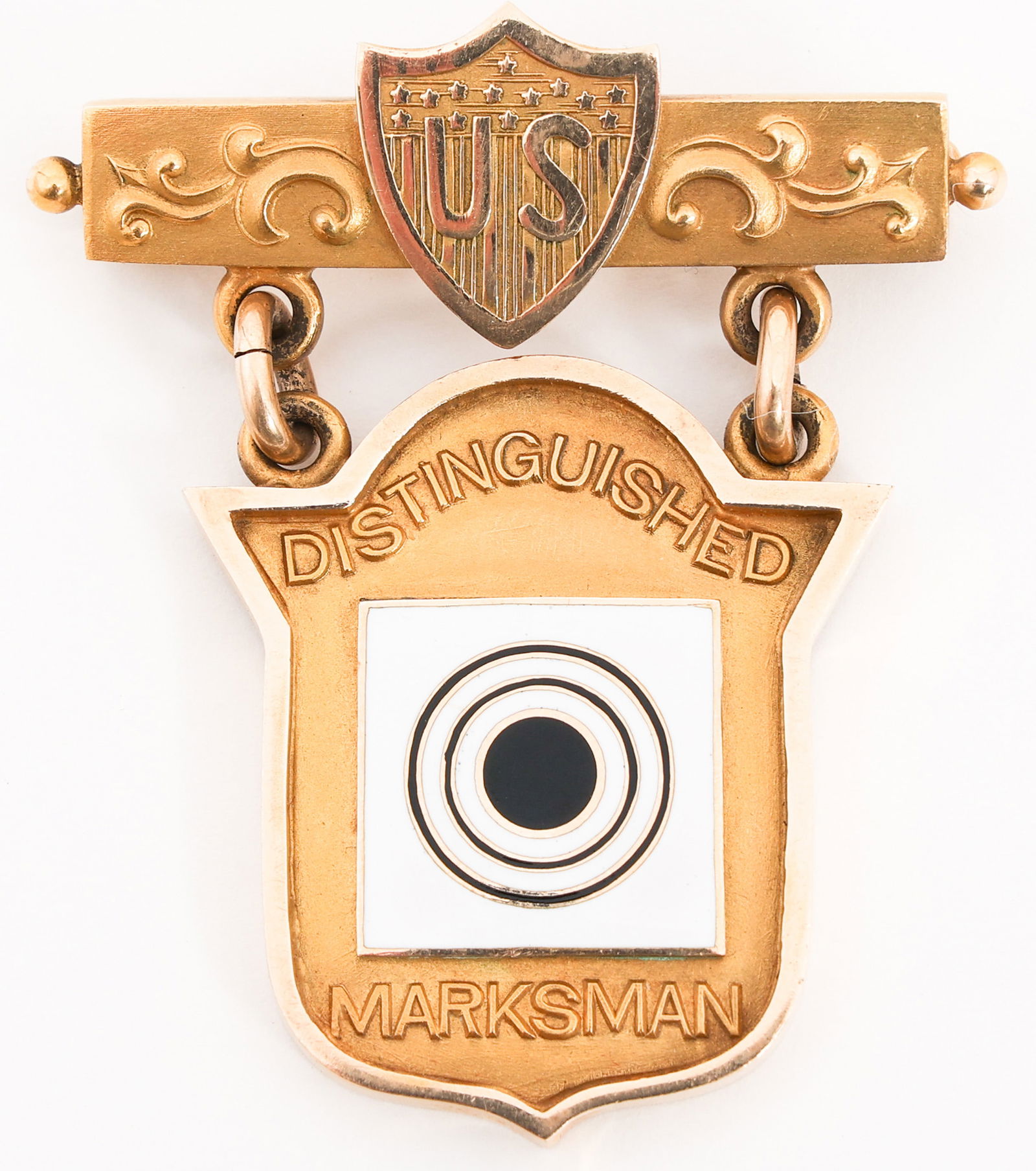 1924 USMC 14K GOLD DISTINGUISHED MARKSMAN BADGE: 1924 USMC 14K GOLD DISTINGUISHED MARKSMAN BADGE 1924 US Marine Corps 14k Gold Distinguished Marksman Badge. "Sergt. LeRoy F. Kuehn Co. C. 145th Inf. Ohio N.Y. 1924" etched on the reverse. Weight: 25g