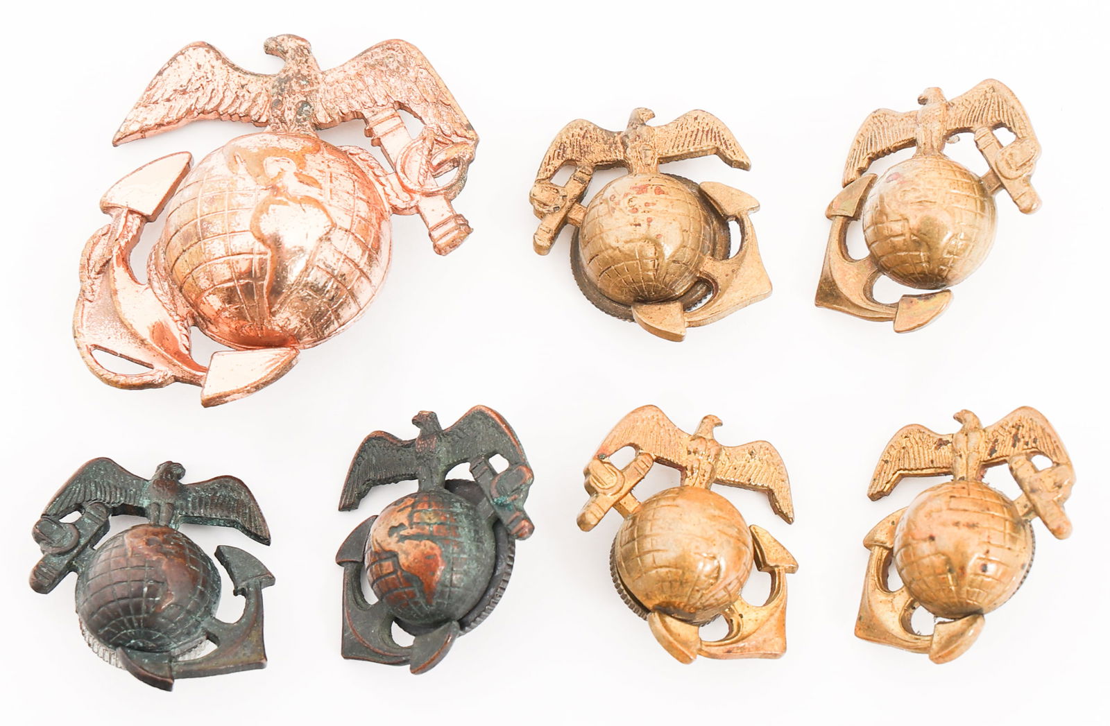 USMC CHINA MARINE EGA COLLAR INSIGNIA & CAP BADGE: USMC CHINA MARINE EGA COLLAR INSIGNIA & CAP BADGE P1930 USMC EGA Collar Insignia & Cap Badge. (3) P1930 Droopy Wings EM / NCOs Sets. (1) P1930 Droopy Wings EM / NCO Cap Badge. Provenance: Lifetime Mil