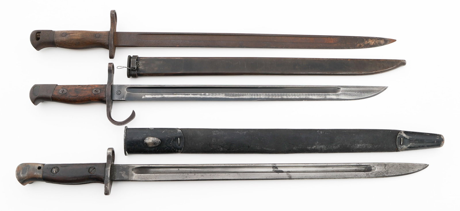 IMPERIAL JAPANESE TYPE 30 & BRITISH P1907 BAYONETS: IMPERIAL JAPANESE TYPE 30 & BRITISH P1907 BAYONETS Imperial Japanese Type 30 & British Pattern 1907 Bayonets. (1) Type 30 Bayonet. Single edged, blued blade with fuller. Maker marked by Nagoya Army Ar