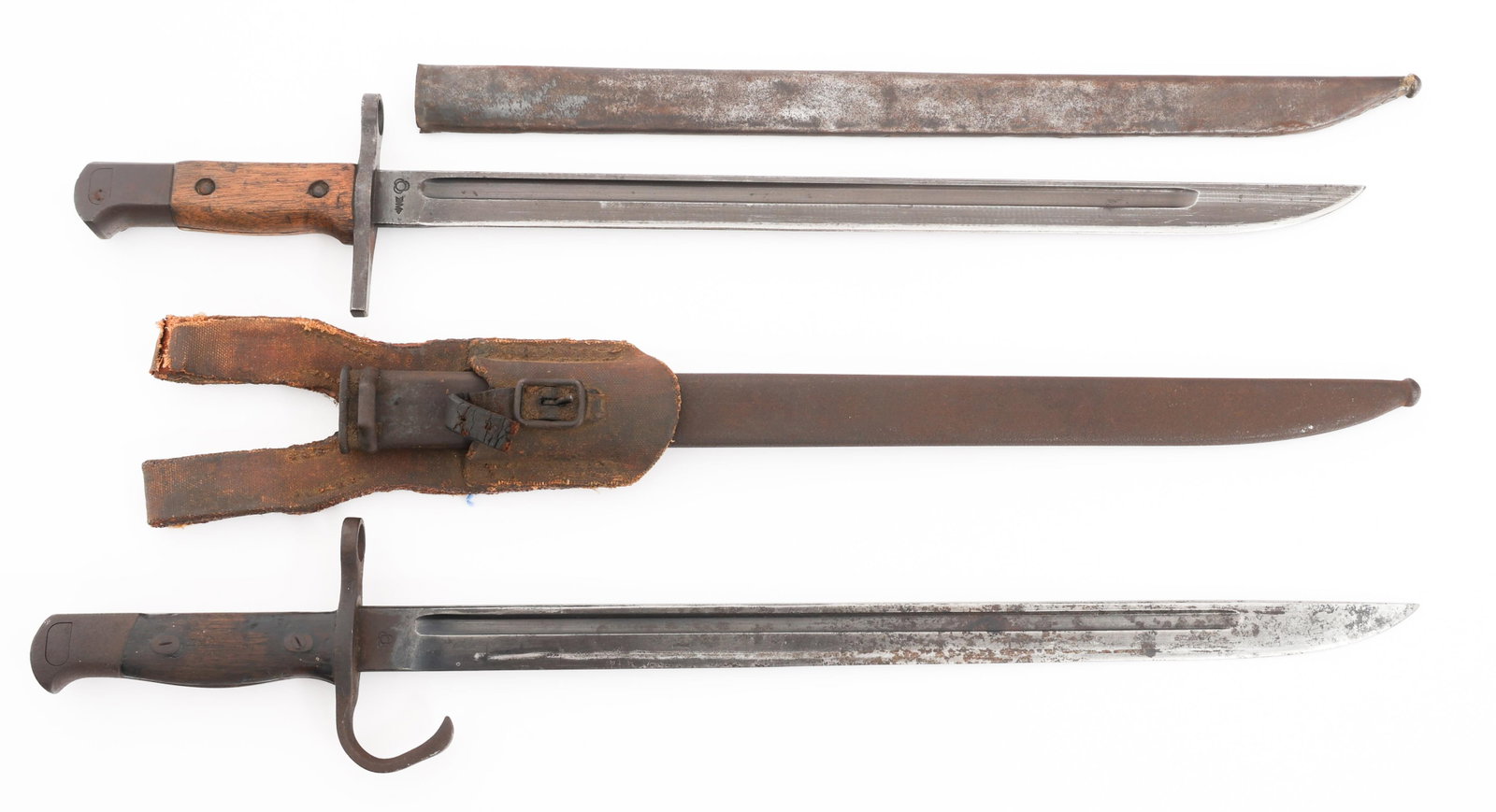WWII IMPERIAL JAPANESE TYPE 30 BAYONETS: WWII IMPERIAL JAPANESE TYPE 30 BAYONETS WWII Imperial Japanese Type 30 Bayonets. (1) Single edged, blued blade with fuller. Maker marked by Matsushita Metalworking Corp. on the ricasso. Blued steel hi