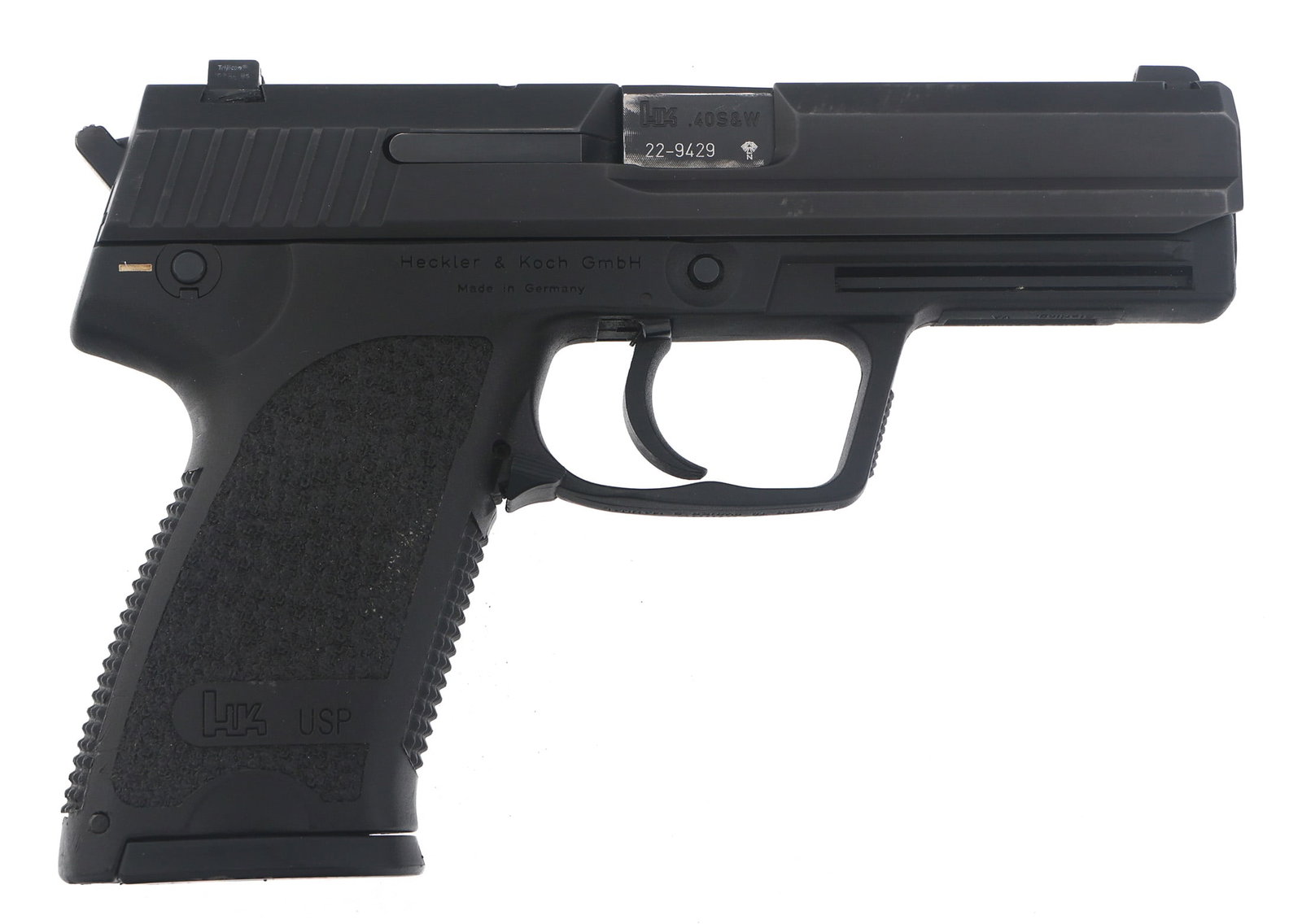 HECKLER & KOCH MODEL USP .40 S&W CALIBER PISTOL: HECKLER & KOCH MODEL USP .40 S&W CALIBER PISTOL Heckler & Koch Model USP .40 S&W caliber semi-automatic pistol. Polymer frame with textured grips. Fixed sights. Two magazines. Grey hard plastic case. 