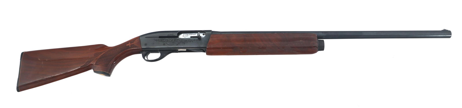 REMINGTON MODEL 1100 12 GAUGE SEMI AUTO SHOTGUN: REMINGTON MODEL 1100 12 GAUGE SEMI AUTO SHOTGUN Remington Model 1100 12 gauge semi automatic shotgun. Improved Cylinder choke. 2.75" shells. Blued finish. Engraved receiver. Checkered wood stock. Bead