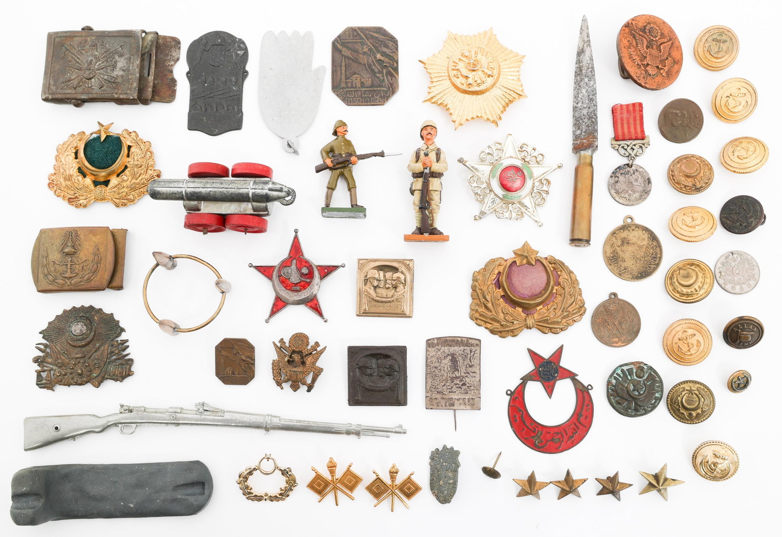 WWI - WWII OTTOMAN & US INSIGNIA & FIGURINES: WWI - WWII OTTOMAN & US INSIGNIA & FIGURINES WWI - WWII Ottoman Empire & US Insignia & Figurines. Includes badges, tunic buttons, US Signal Corps collar badges, belt buckles, toy soldier figurines, mi