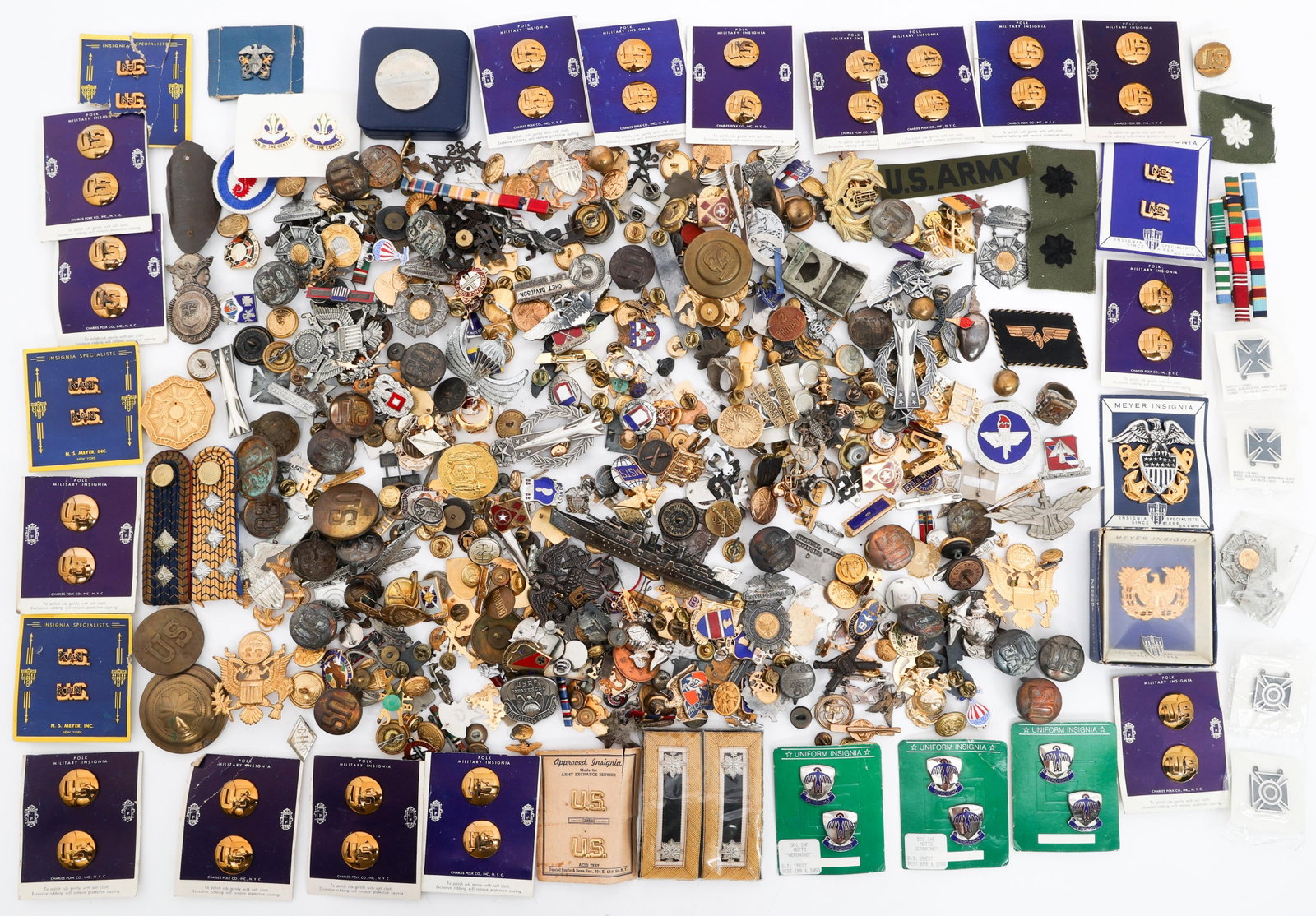 COLD WAR - CURRENT US ARMED FORCES INSIGNIA: COLD WAR - CURRENT US ARMED FORCES INSIGNIA Cold War - Current US Armed Forces Insignia. Including cap badges, DUI pins, ribbon bars, collar discs, shoulder boards and more. Weight: 10 lbs.