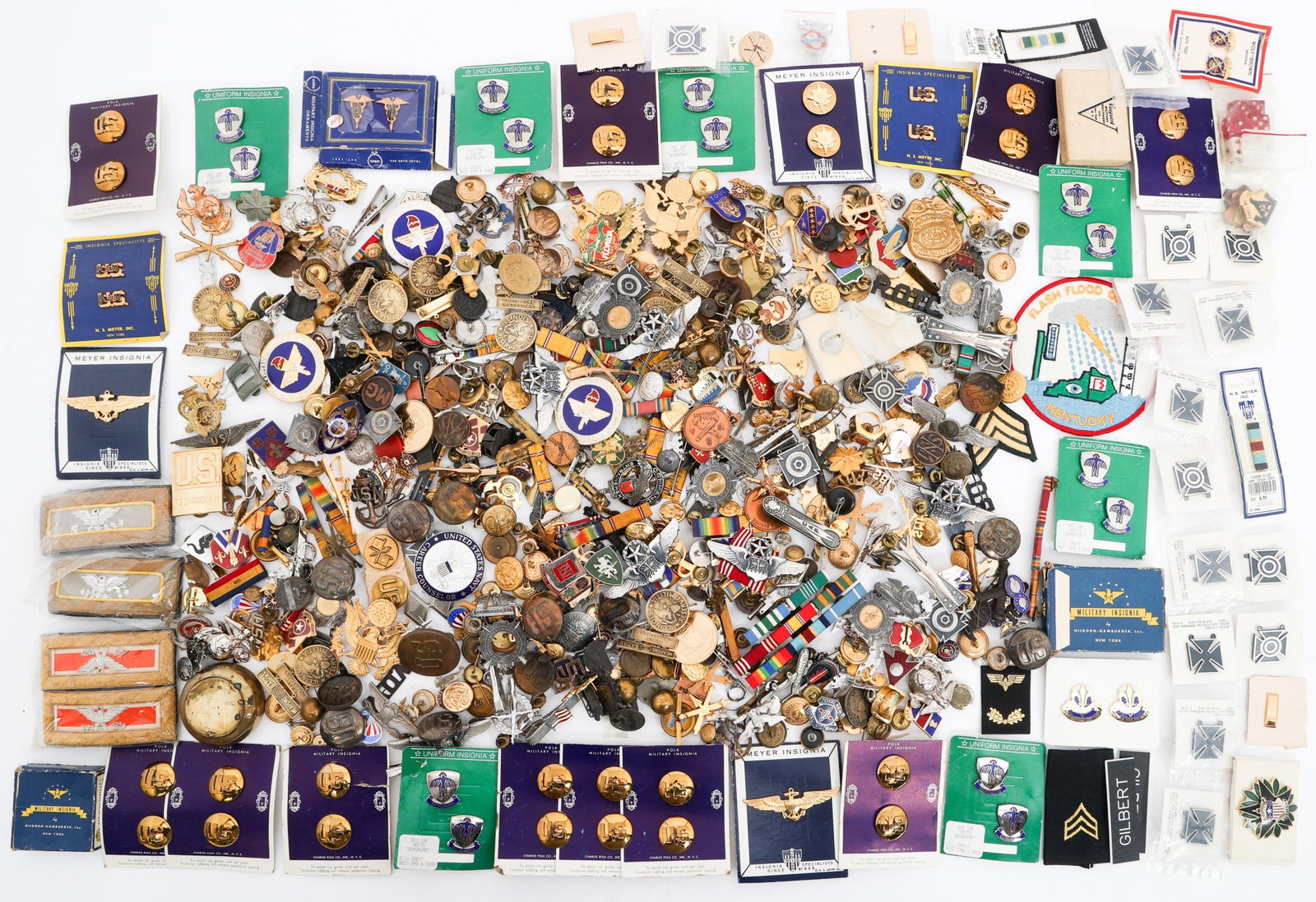 COLD WAR - CURRENT US ARMED FORCES INSIGNIA: COLD WAR - CURRENT US ARMED FORCES INSIGNIA Cold War - Current US Armed Forces Insignia. Including cap badges, DUI pins, ribbon bars, collar discs, patches and more. Weight: 10 lbs.