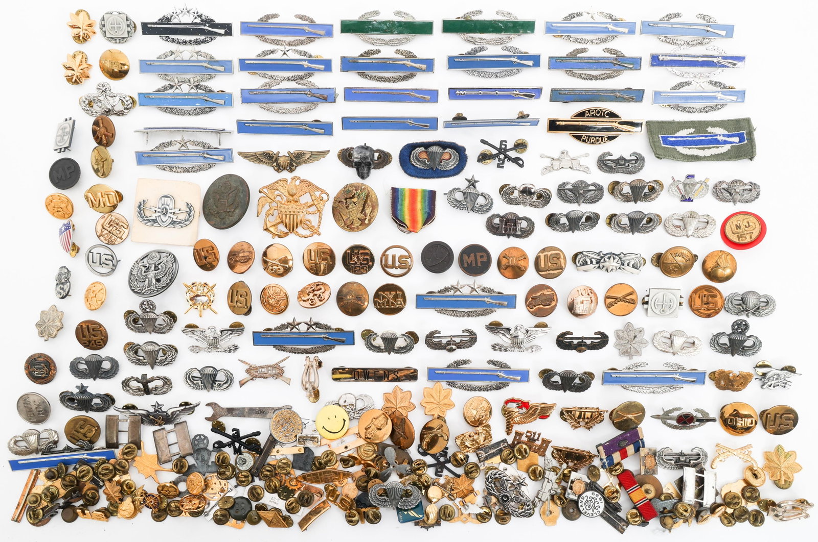 WWII - CURRENT US ARMED FORCES INSIGNIA: WWII - CURRENT US ARMED FORCES INSIGNIA WWII - Current US Armed Forces Insignia. Includes US Army and Air Force ranks, collar insignia, ribbons, badges, CIB, EIB, wings and more.