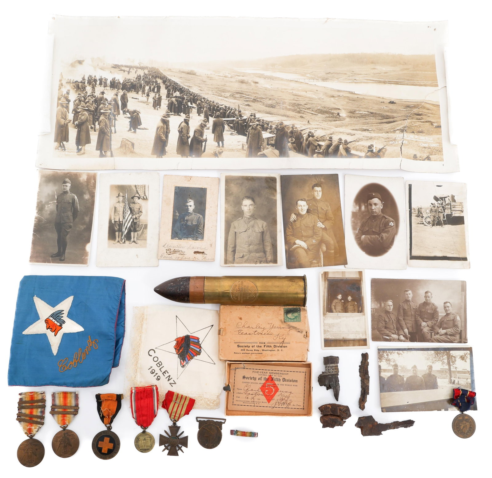 WWI US AEF MEDAL & POSTCARD GROUPING: WWI US AEF MEDAL & POSTCARD GROUPING WWI US Aef Medal & Postcard Grouping. Includes WWI Victory medals, 33rd Infantry Division veteran's medal, French Croix de Guerre, AEF soldier postcards, yard long