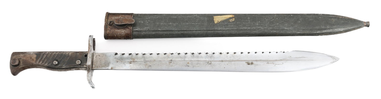 GERMAN ERSATZ M1898/05 SAWBACK BUTCHER BAYONET: GERMAN ERSATZ M1898/05 SAWBACK BUTCHER BAYONET German Ersatz M1898/05 Butcher Combat Bayonet. Single edged, bright blade with sawback spine. Stamps present on the spine, faded. Steel hilt. Steel scabb