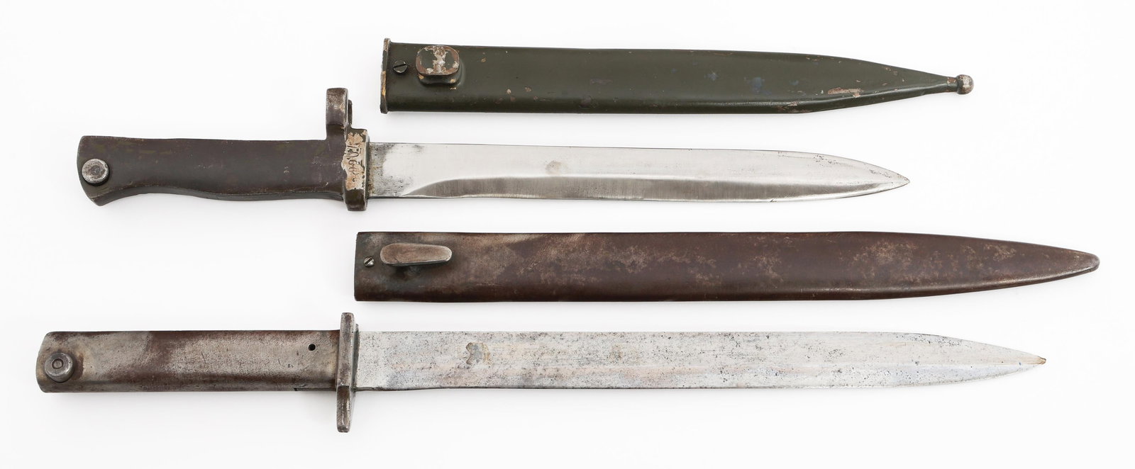 WWI GERMAN ERSATZ BAYONETS: WWI GERMAN ERSATZ BAYONETS WWI German Ersatz Bayonets. Single edged, bright blades. No visible marks. Steel hilts and scabbards. One scabbard is painted green. Blade Length: 9 5/8" to 11 5/8" Total Le