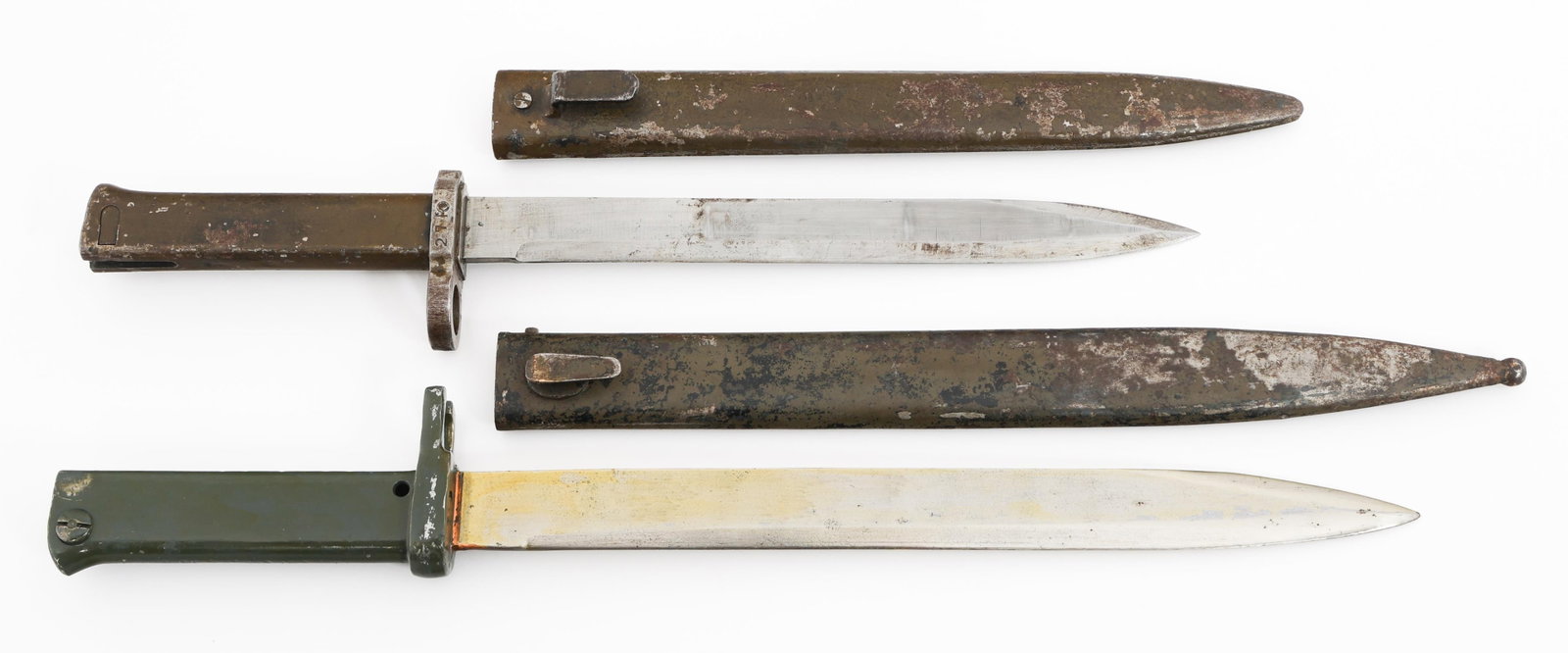 WWI GERMAN ERSATZ BAYONETS: WWI GERMAN ERSATZ BAYONETS WWI German Ersatz Bayonets. Cut down, single edged blades. No visible marks. Steel hilts, one painted green. Steel scabbards. Blade Length: 9 5/8" to 11 3/4" Total Length: 1