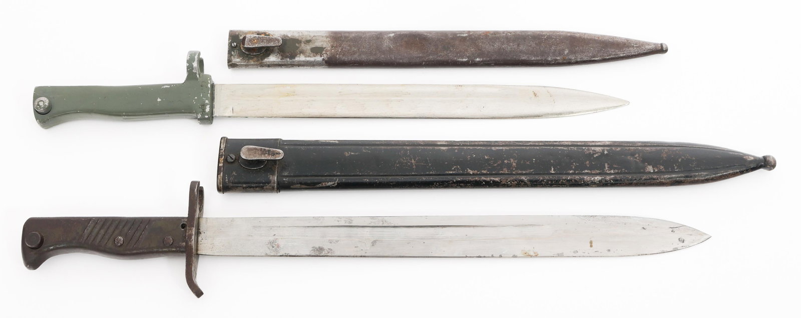 WWI GERMAN ERSATZ CUT DOWN & BUTCHER BAYONETS: WWI GERMAN ERSATZ CUT DOWN & BUTCHER BAYONETS WWI German Ersatz Cut Down and Butcher Bayonets. (1) Cut Down Ersatz Bayonet. Cut down, single edged blade. No visible marks. Green painted steel hilt. St