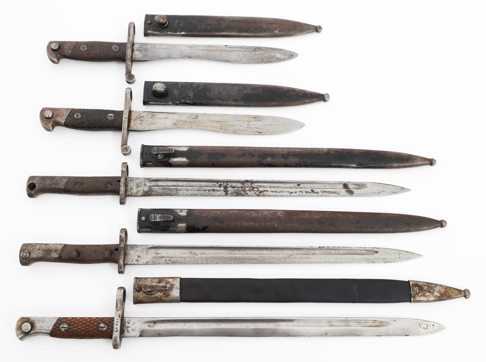 SPANISH M1913, M1941 & MAUSER BAYONETS: SPANISH M1913, M1941 & MAUSER BAYONETS Spanish M1913, M1941 and Mauser Bayonets. (1) M1913. Leather scabbard with steel fittings. (2) M1941. Steel scabbards. (2) Mauser Bayonets. Steel scabbards. Blad