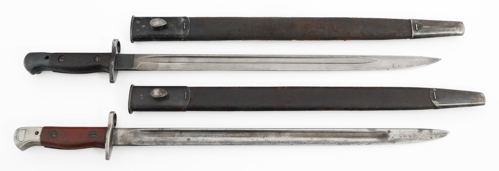 BRITISH M1907 BAYONETS WITH SCABBARDS: BRITISH M1907 BAYONETS WITH SCABBARDS British M1907 Bayonets with Scabbards. Single edged, straight blades with fuller. One with British proof/inspection stamps and dated 1907 on the ricasso, one with