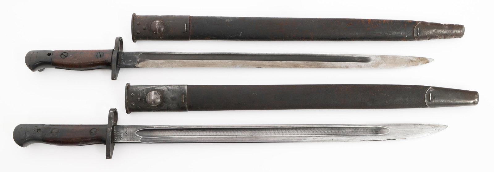 AUSTRALIAN & BRITISH PATTERN 1907 BAYONETS: AUSTRALIAN & BRITISH PATTERN 1907 BAYONETS Australian & British Pattern 1907 Bayonets. (1) Australian P1907. Single edged blade with fuller. Australian Small Arms Factory, Lithgow "MA" marking and pro
