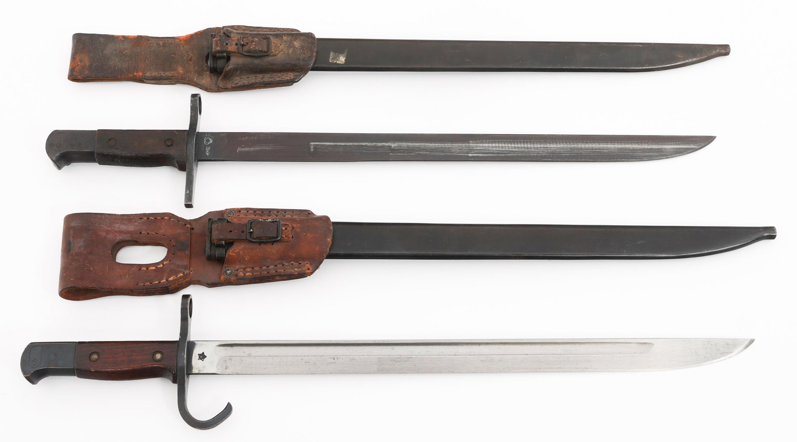 WWII IMPERIAL JAPANESE TYPE 30 BAYONETS: WWII IMPERIAL JAPANESE TYPE 30 BAYONETS WWII Imperial Japanese Type 30 Bayonets. (1) Type 30. Single edged, blade with fuller. Maker marked by Jinsen Army Ministry Armory on the ricasso. Blued steel h