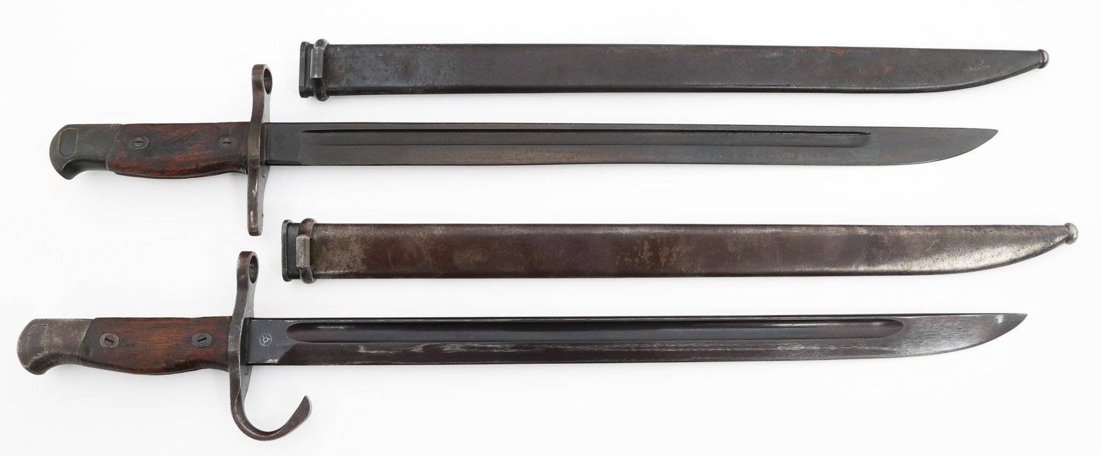 WWII IMPERIAL JAPANESE TYPE 30 BAYONETS: WWII IMPERIAL JAPANESE TYPE 30 BAYONETS WWII Imperial Japanese Type 30 Bayonets. (1) Type 30. Single edged, blued blade with fuller. Maker marked by Hoten Army Ministry Armory on the ricasso. Blued st