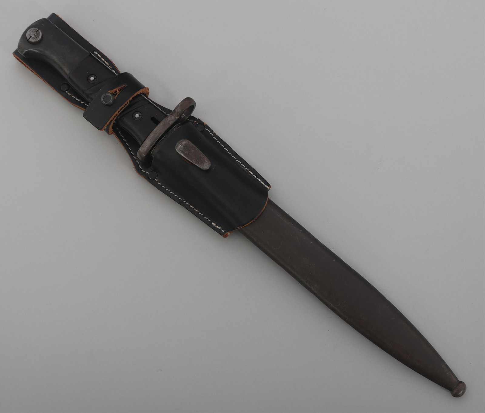 ISRAELI Mk. 1A GERMAN K98 BAYONET AND SCABBARD: ISRAELI Mk. 1A GERMAN K98 BAYONET AND SCABBARD Israeli Mk. 1A German K98 bayonet and scabbard. Single edged, blued blade with fuller. Ricasso stamped S/172, and 647 - J stamped on opposite. 40 stamped