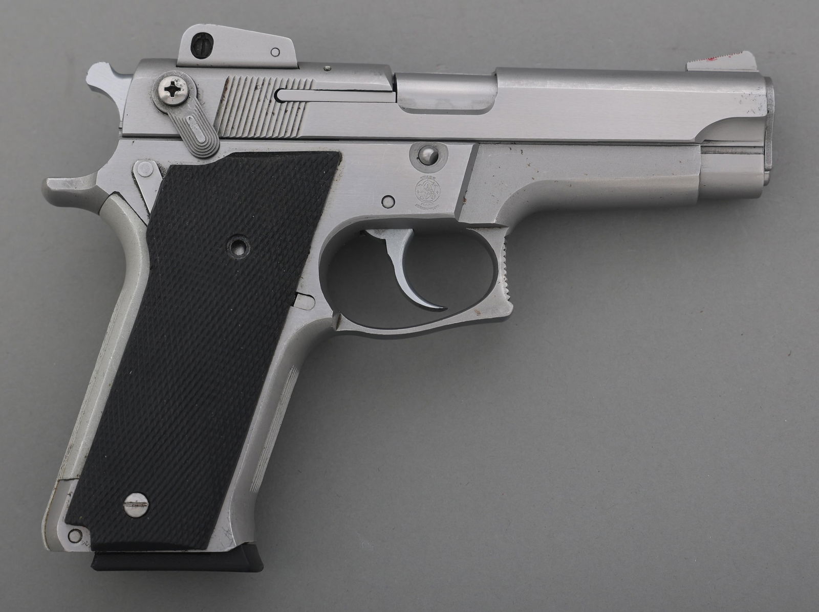 SMITH & WESSON MODEL 659 9x19mm CALIBER PISTOL: SMITH & WESSON MODEL 659 9x19mm CALIBER PISTOL Smith & Wesson Model 659 9x19mm caliber semi-automatic pistol. Checkered rubber grips. Blade front sight. Adjustable rear sight. Three magazines. Caliber