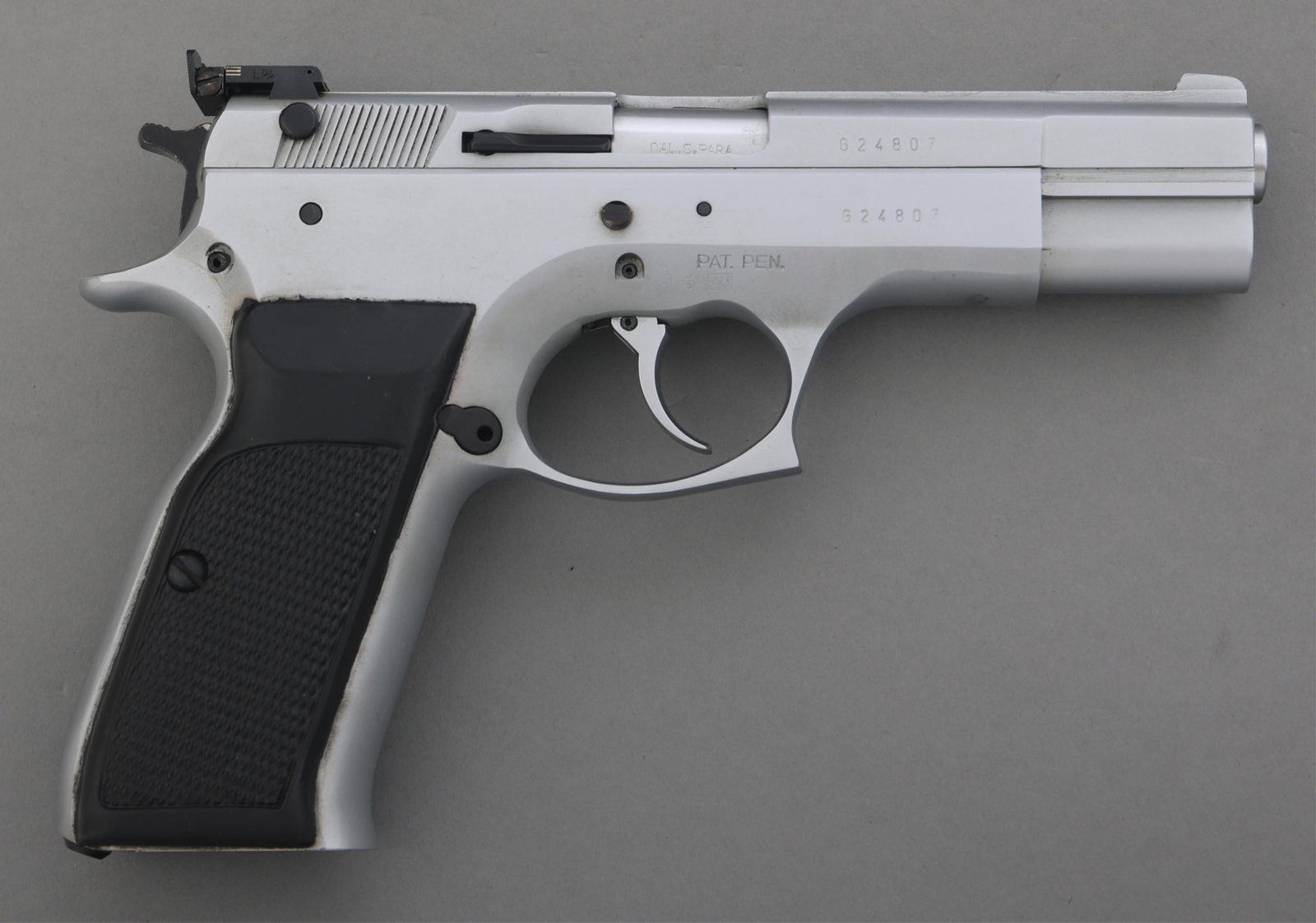 TANFOGLIO MODEL TA90 9MM CALIBER SEMI AUTO PISTOL: TANFOGLIO MODEL TA90 9MM CALIBER SEMI AUTO PISTOL Tanfoglio Model TA90 9x19mm caliber semi automatic pistol. Checkered rubber grips. Adjustable rear sight. No magazine. Caliber / Gauge: 9x19mm Barrel 