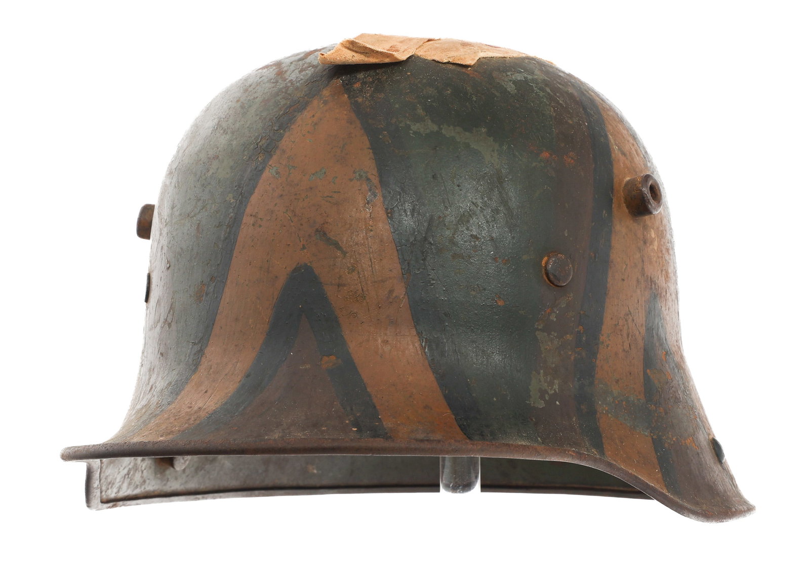 WWI GERMAN M16 CAMO COMBAT HELMET US VET SEND BACK: WWI GERMAN M16 CAMO COMBAT HELMET US VET SEND BACK WWI German M16 Camo Combat Helmet, US Veteran Send Back. Camo painted outer shell. Original postage marks taped to the dome. Partial padded leather l