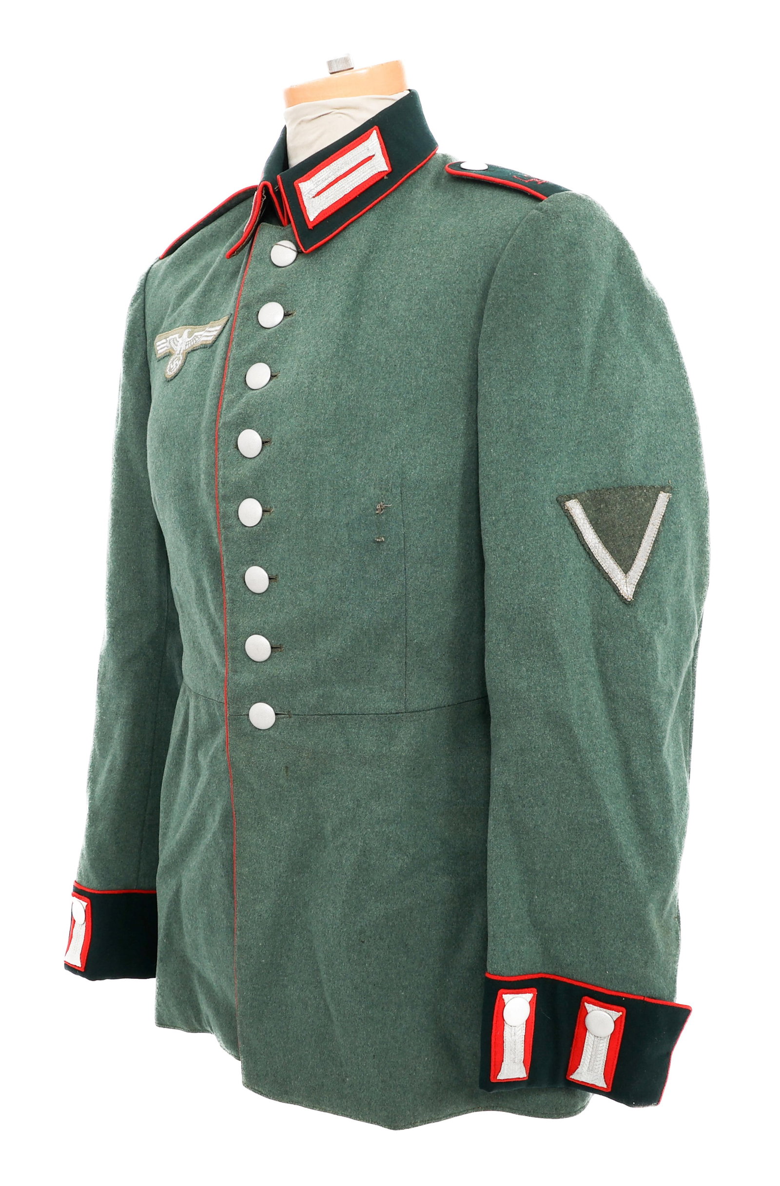 WWII GERMAN ARTILLERY GEFREITER WAFFENROCK TUNIC: WWII GERMAN ARTILLERY GEFREITER WAFFENROCK TUNIC WWII German 40th Artillery Gefreiter Waffenrock Tunic. Wool construction with Gefreiter sleeve rank, 40th Artillery shoulder boards and EM collar tabs.