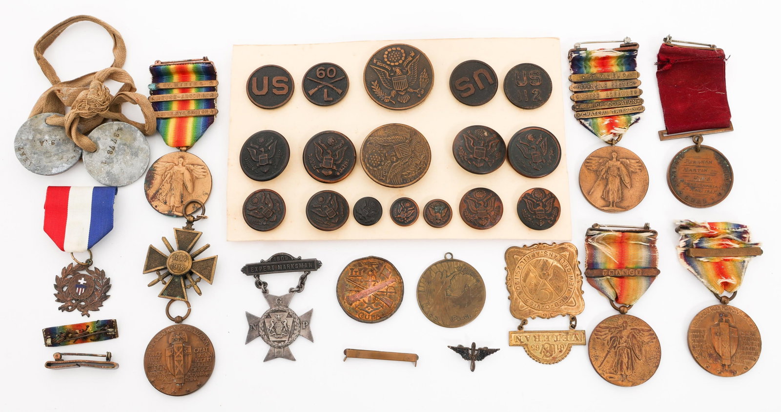WWI US & FRENCH MEDAL & INSIGNIA GROUP: WWI US & FRENCH MEDAL & INSIGNIA GROUP WWI US & French Medal & Insignia Group. Includes WWI Victory Medals, 1914-1918 French Croix de Guerre, cap badges, collar disks, tunic buttons, AEF dogtags, Navy