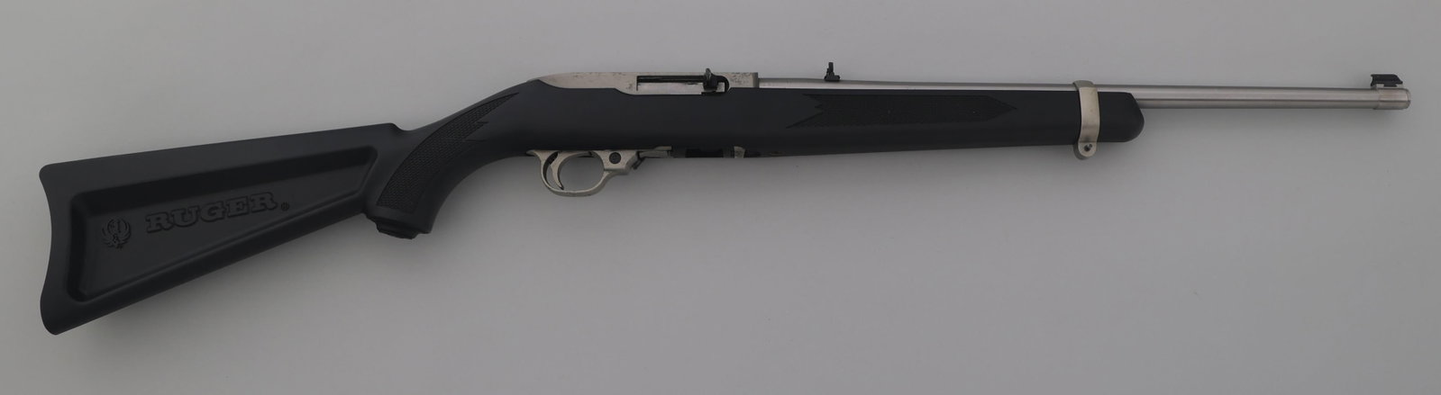 RUGER MODEL 10/22 .22 LR CALIBER RIFLE: RUGER MODEL 10/22 .22 LR CALIBER RIFLE Ruger Model 10/22 .22 LR caliber semi-automatic rifle. Checkered polymer stock. Blade front sight. Flip up rear sight. One magazine. Caliber / Gauge: 22 LR Barre