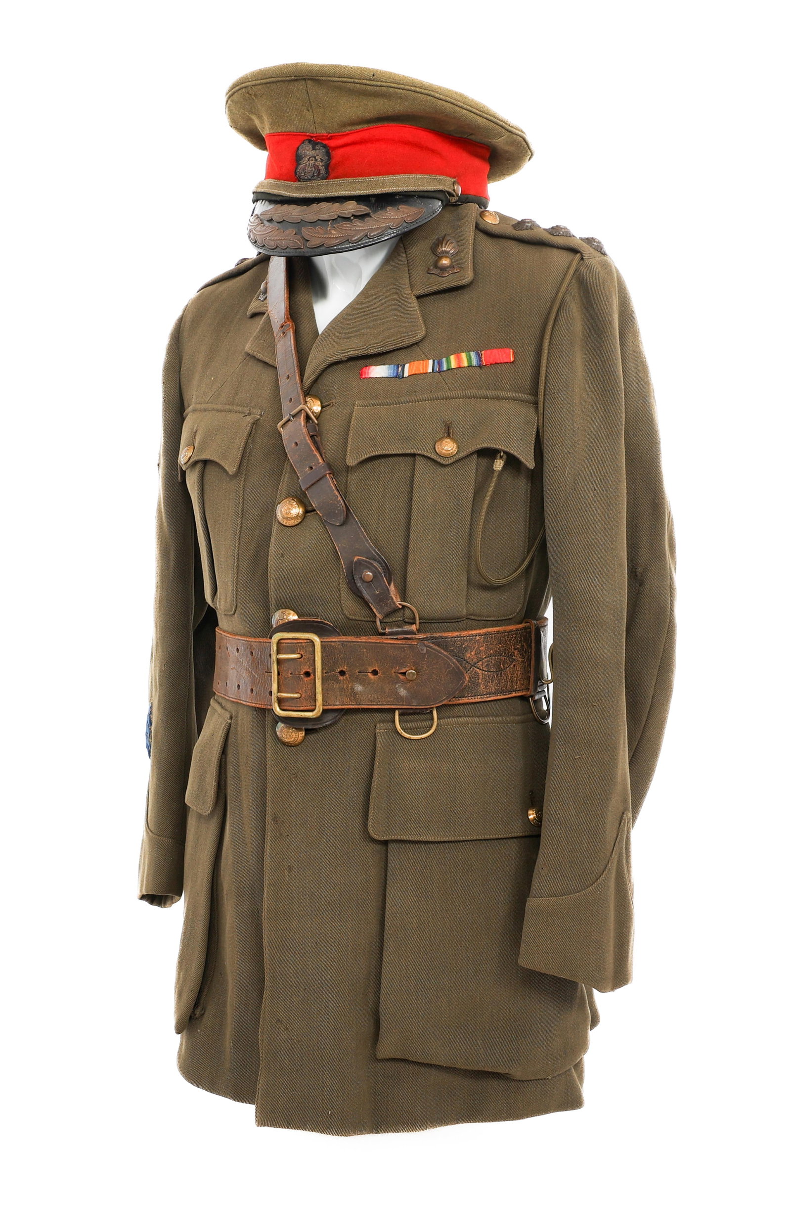 WWI BRITISH ROYAL ARTILLERY OFFICER TUNIC & CAP: WWI BRITISH ROYAL ARTILLERY OFFICER TUNIC & CAP WWI British Royal Artillery Officer Tunic and Visor Cap. (1) Tunic. Brown, fine wool, four-pocket tunic with Captain rank pips, ribbon bar, Artillery co