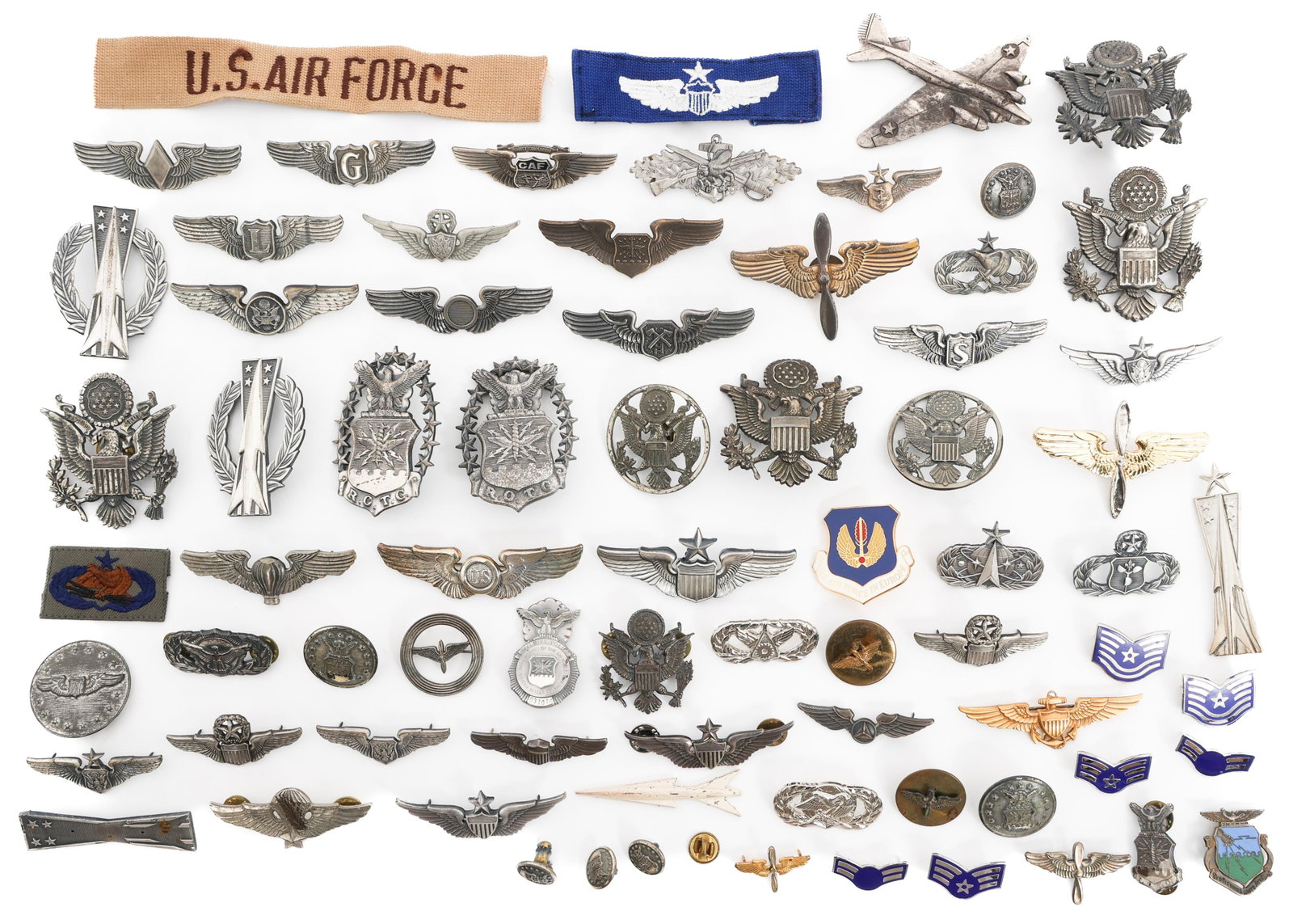 WWII - COLD WAR US ARMED FORCES WINGS & INSIGNIA: WWII - COLD WAR US ARMED FORCES WINGS & INSIGNIA WWII - Cold war US Armed Forces Wings & Insignia. Includes pilot wings, observer wings, balloon pilot wings, glider pilot wings, US Navy/USMC aviator w