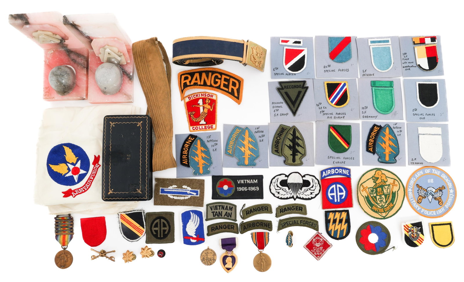 WWI - VIETNAM WAR US ARMY INSIGNIA & BOOK ENDS: WWI - VIETNAM WAR US ARMY INSIGNIA & BOOK ENDS WWI - Vietnam War US Army Insignia and Bookends. Includes WWI and WWII Victory medals, 5th Army rose quartz book ends, USAAF handkerchief, Ranger and Spe