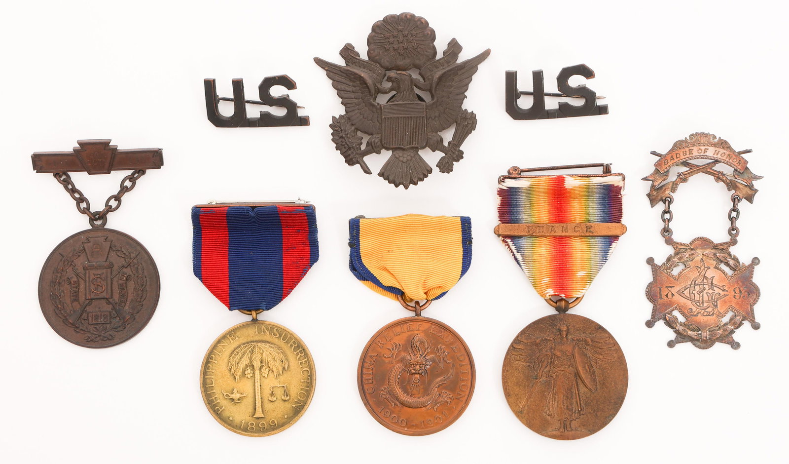 SPAN-AM WAR - WWI US ARMY MEDAL & INSIGNIA GROUP: SPAN-AM WAR - WWI US ARMY MEDAL & INSIGNIA GROUP Spanish American War - WWI US Army Medal & Insignia Group. (1) Philippine Insurrection Medal. Numbered 31351. (1) China Relief Expedition Medal. (1) WW