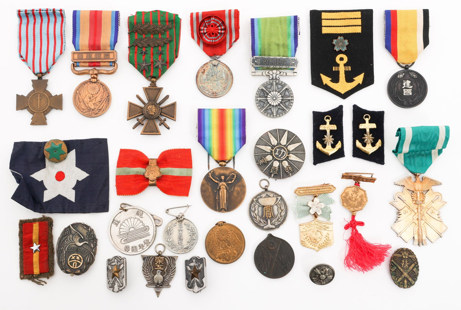 WWI - WWII FRENCH & JAPANESE INSIGNIA & MEDALS: WWI - WWII FRENCH & JAPANESE INSIGNIA & MEDALS WWI - WWII French and Japanese Insignia and Medals. Includes French Croix de Guerre, Crois du Combattant, Japanese Army and Navy Ranks, Medals, Pins and 