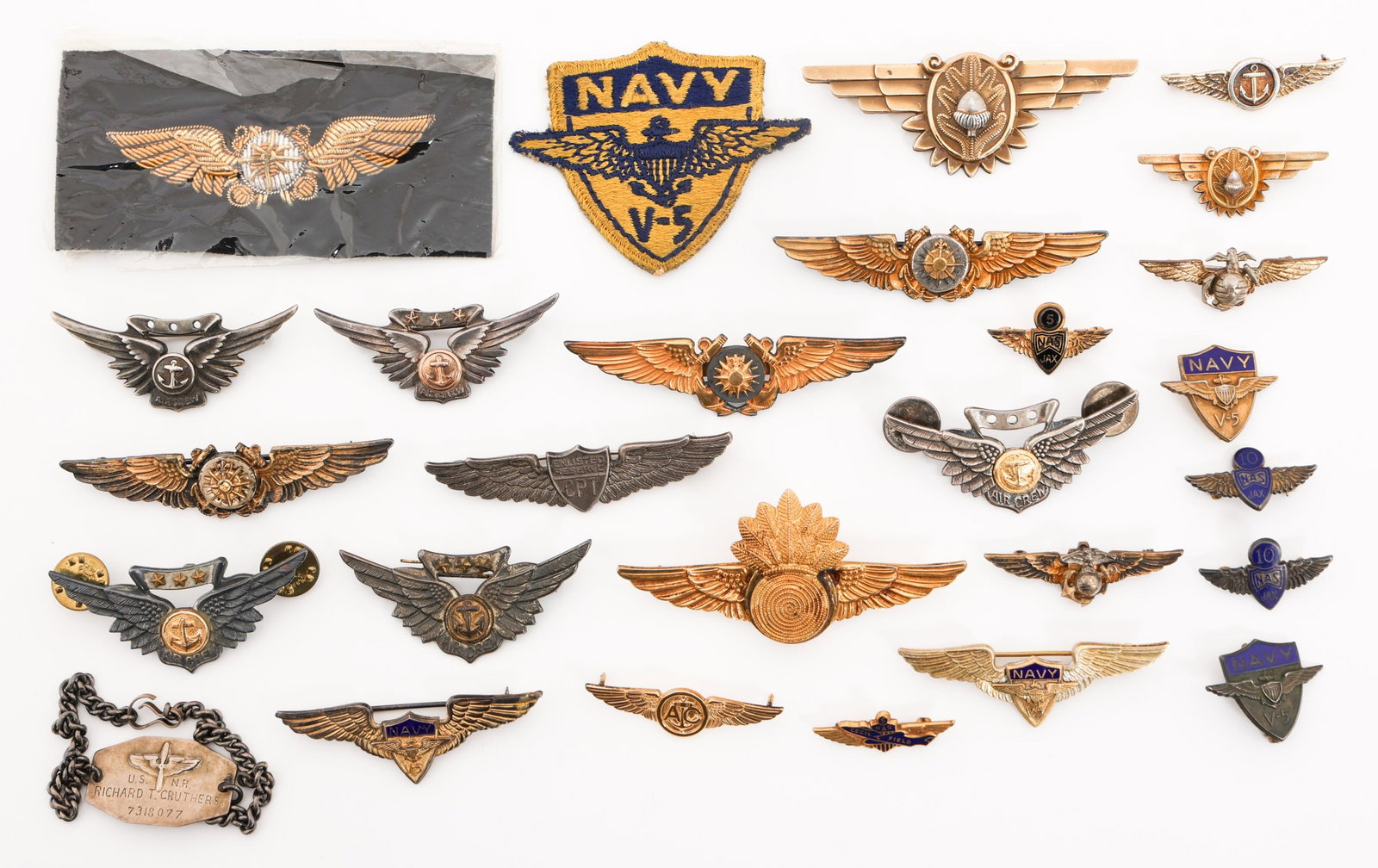 WWII USMC & NAVY AVIATOR WINGS & INSIGNIA: WWII USMC & NAVY AVIATOR WINGS & INSIGNIA WWII US Marine Corps and Navy Aviator Wings and Insignia. Various makers and sizes. Includes USMC & USN Aviator, USN Combat Air Crew, USN Navigator, CPT Train
