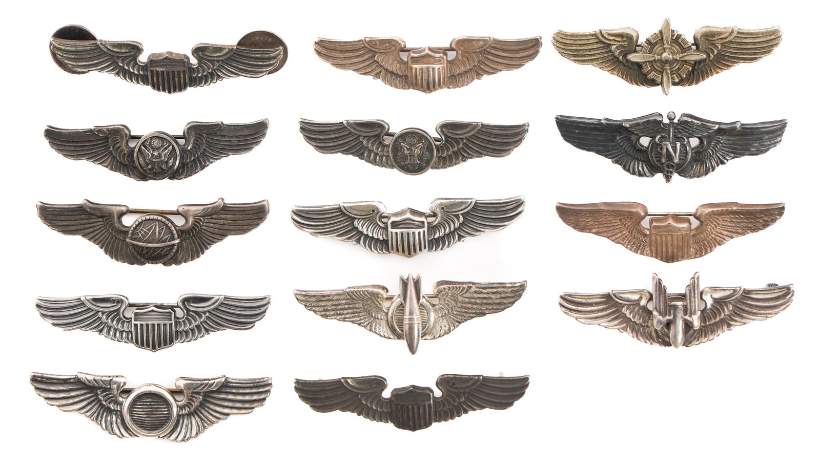 WWII - KOREAN WAR US 2" AVIATOR WINGS: WWII - KOREAN WAR US 2" AVIATOR WINGS WWII - Korean War US 2" Aviator Wings. Includes Air Crew, Observer, Flight Nurse, Flight Engineer, Pilot, Navigator, Bombardier and Aerial Gunner. Makers include 