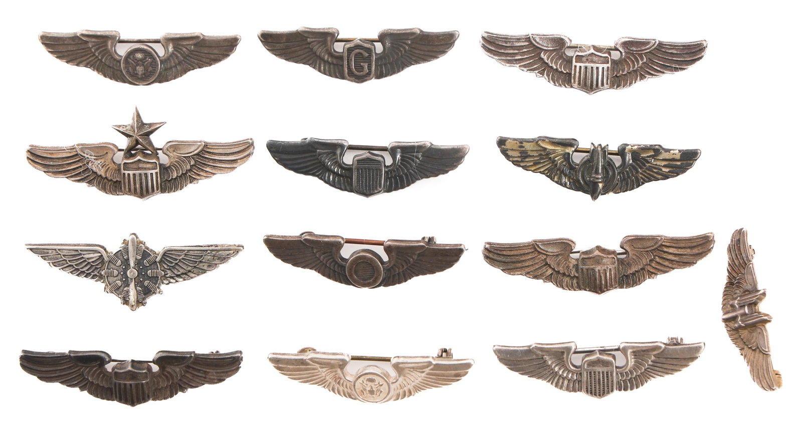 WWII - KOREAN WAR US 1 1/2" AVIATOR WINGS: WWII - KOREAN WAR US 1 1/2" AVIATOR WINGS WWII - Korean War US 1 1/2" Aviator Wings. Includes Air Crew, Observer, Flight Engineer, Aerial Gunner, Bombardier, Pilot, Senior Pilot and Glider Pilot. Make