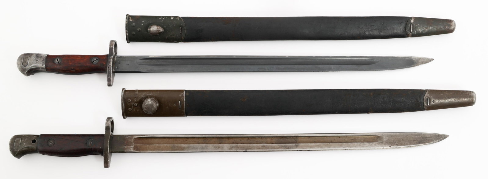 WWI BRITISH & AUSTRALIAN PATTERN 1907 BAYONETS: WWI BRITISH & AUSTRALIAN PATTERN 1907 BAYONETS WWI British and Australian P1907 Bayonets. (1) British P1907. Single edged blade with fuller. Maker marked by Sanderson Bros with proof stamps on the ric