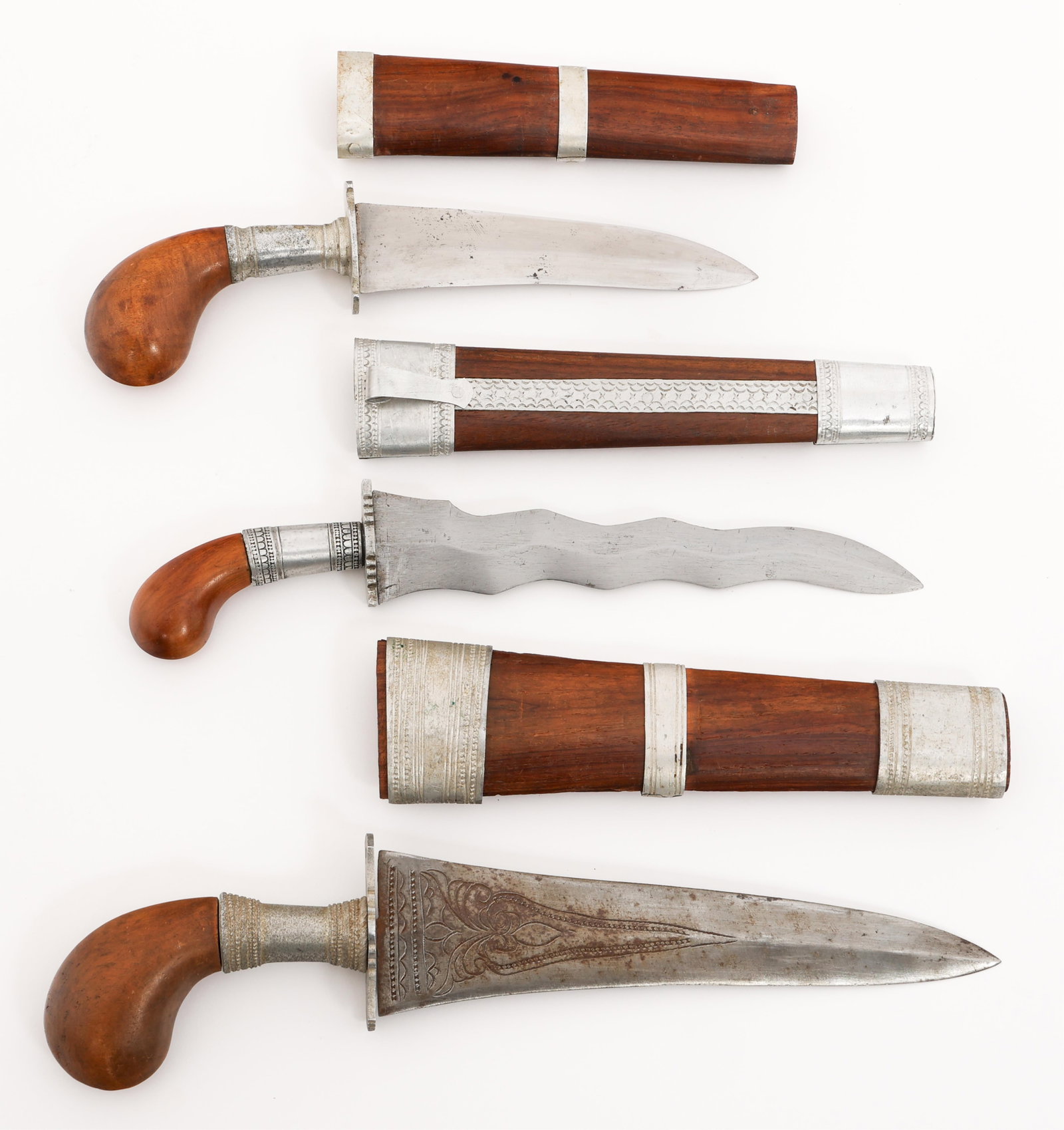 SOUTHEAST ASIAN GUNONG & PUNAL DE KRIS KNIVES: SOUTHEAST ASIAN GUNONG & PUNAL DE KRIS KNIVES Southeast Asian Gunong & Puñal de Kris Knives. (2) Gunong Knives. Double edged straight blades, one has etched designs on both sides. No visible maker ma