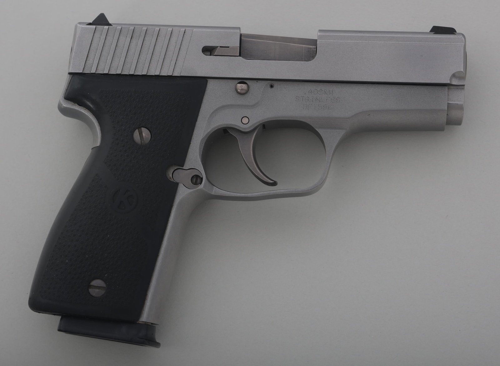 KAHR MODEL K40 .40 S&W CALIBER PISTOL: KAHR MODEL K40 .40 S&W CALIBER PISTOL Kahr Model K40 .40 S&W caliber semi automatic pistol. Matte stainless steel finish. Textured rubber grips. Fixed sights. Four magazines. Caliber / Gauge: 40 S&W B