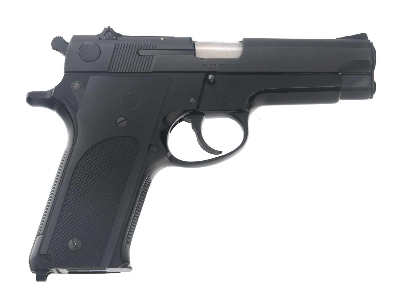 SMITH & WESSON MODEL 59 9x19mm CALIBER PISTOL: SMITH & WESSON MODEL 59 9x19mm CALIBER PISTOL Smith & Wesson Model 59 9x19mm caliber semi automatic pistol. Blued finish. Adjustable rear sight. Checkered composite S&W grips. Manual. Cleaning rod. Tw