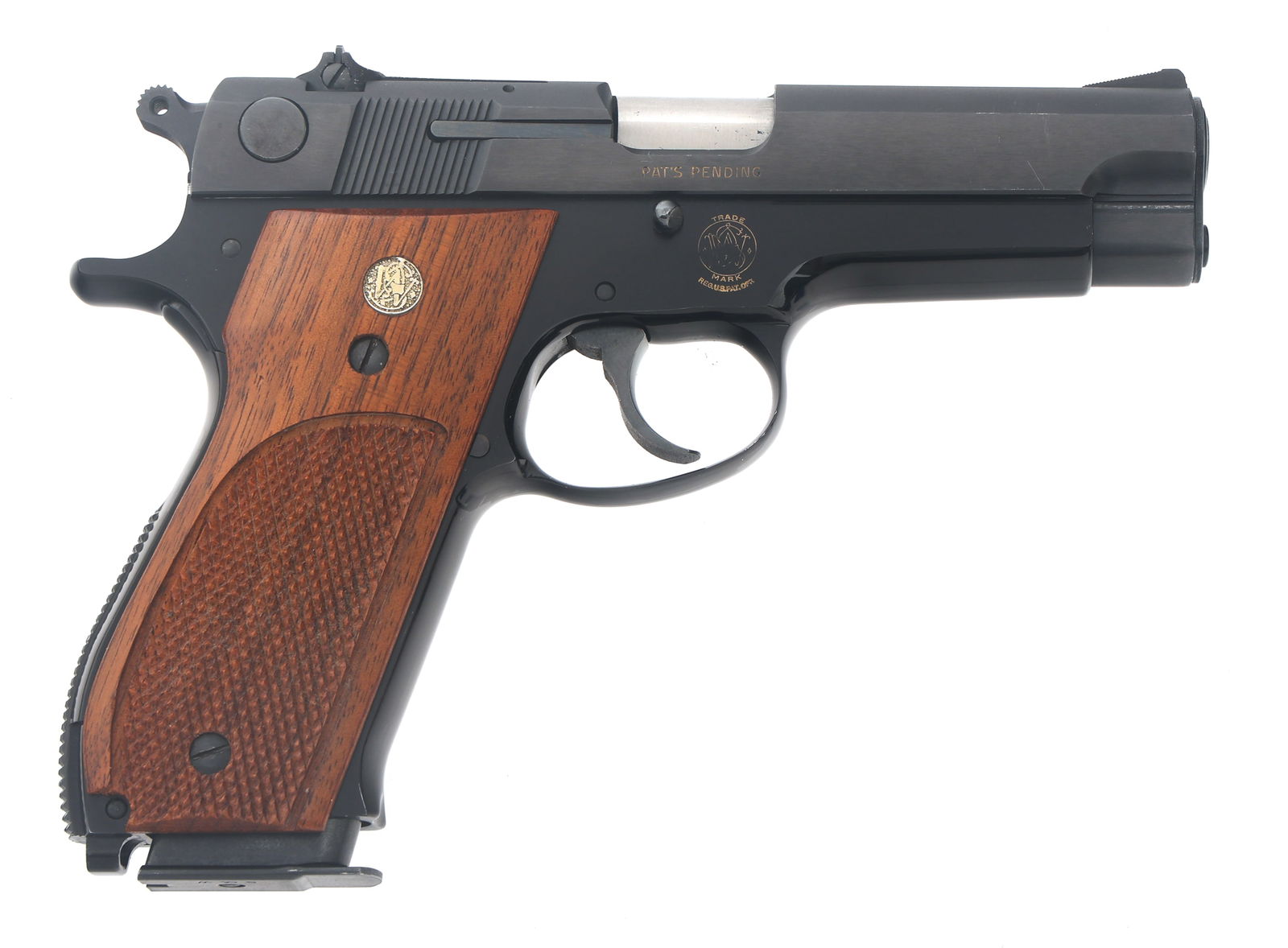 SMITH & WESSON MODEL 39-2 9mm CALIBER PISTOL: SMITH & WESSON MODEL 39-2 9mm CALIBER PISTOL Smith & Wesson Model 39-2 9x19mm caliber semi automatic pistol. Blued finish. Checkered wood grips with S&W medallion. Adjustable rear sight. Manual. Clean
